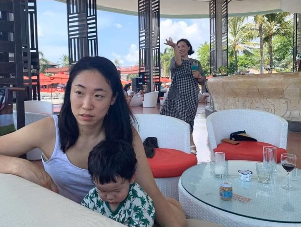 Không chỉ vui đùa, người bà của Nicolas còn có những hành động hơi "lố" so với tuổi, chiếm hết spotlight của cháu trai "trầm tính" suốt từ bộ ảnh đầu tiên.