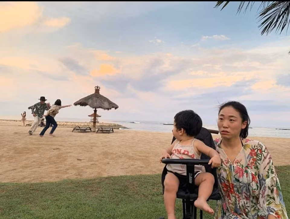 Không vui chơi một mình, bà và ông nội thoải mái vui đùa như còn đang ở tuổi thanh xuân dù những người thật sự cần vui chơi là Nicolas và mẹ lại ngồi một chỗ, nhìn ông bà với vẻ mặt vô cùng hoảng hốt.