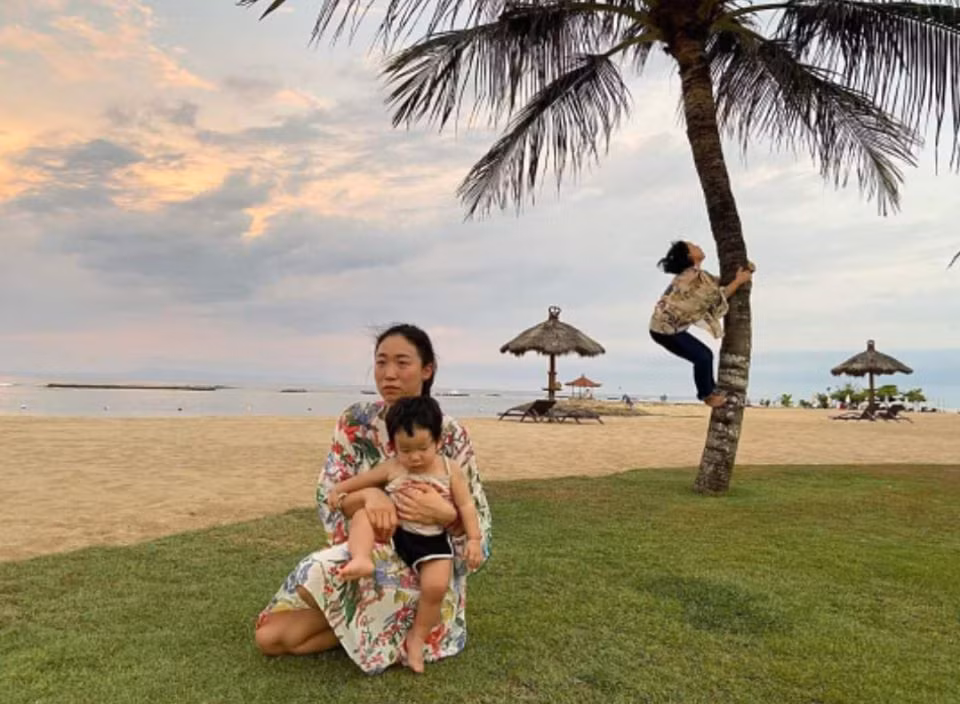 Lên chức bà quá sớm khi vẫn còn trẻ trung và dư sức khoẻ để vui chơi, người bà dường như chẳng hề quan tâm đến con cháu đang hoang mang ngồi một chỗ mà thoải mái...leo cây.
