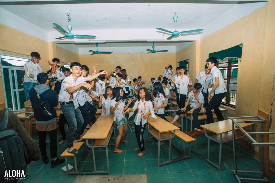 Những tấm hình kỷ yếu thướt tha áo dài, chan hòa cùng thầy cô, bè bạn đã quá nhàm chán, nhiều lớp rủ nhau thực hiện các bộ ảnh kỷ yếu với phong cách lạ lùng hơn.