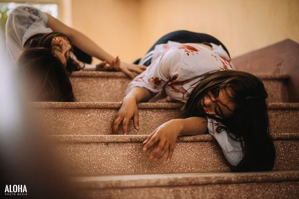Thế nhưng để thực hiện được, các thành viên trong lớp phải không ngại khó, ngại khổ, lăn lê trên nền đất "diễn" cho thật sâu.
