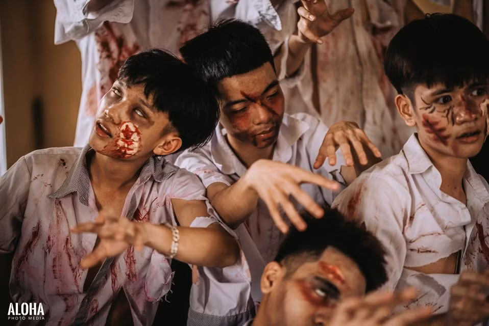 "Trông như chết đói năm 45 ấy. Nhìn buồn cười không nhịn nổi", "Vẻ mặt của bạn khi biết điểm khi THPT Quốc gia và những vết thương trên người bạn là do bố mẹ nuôi 12 năm ăn học xong kết quả thì hết hồn" - Dân mạng hài hước bình luận.