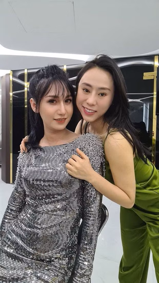 Chung một khung hình với cô bạn thân, Lynk Lee thậm chí còn trông nữ tính hơn