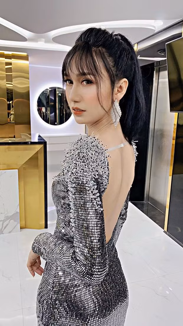 Khán giả đã rất ngỡ ngàng khi Lynk Lee mặc một chiếc váy bó sát lấp lánh để lộ thân hình vô cùng gợi cảm, có thể thấy màn "lột xác" này của anh chàng quá hoàn hảo.