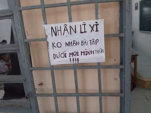 Nghi Tet nhung khong muon lam bai tap, hoc sinh treo tam bien truoc lop de nhac kheo thay co