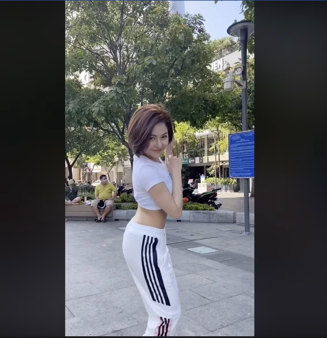 Thời gian gần đây, trên trang cá nhân của mình, hot girl Trâm Anh liên tục đăng tải những clip nhảy múa trên nền nhạc những ca khúc hot thu hút sự quan tâm của cộng đồng mạng.