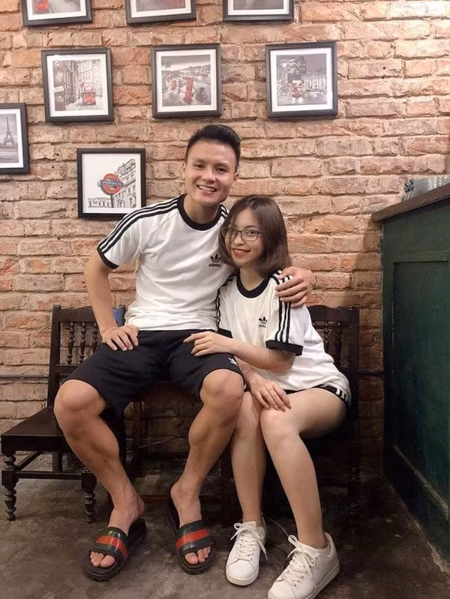 Nhật Lê là người yêu đầu tiên được Quang Hải công khai hẹn hò trên Facebook. Thời điểm đó, bản thân hot girl xứ Quảng trở thành tâm điểm bàn tán của dư luận.