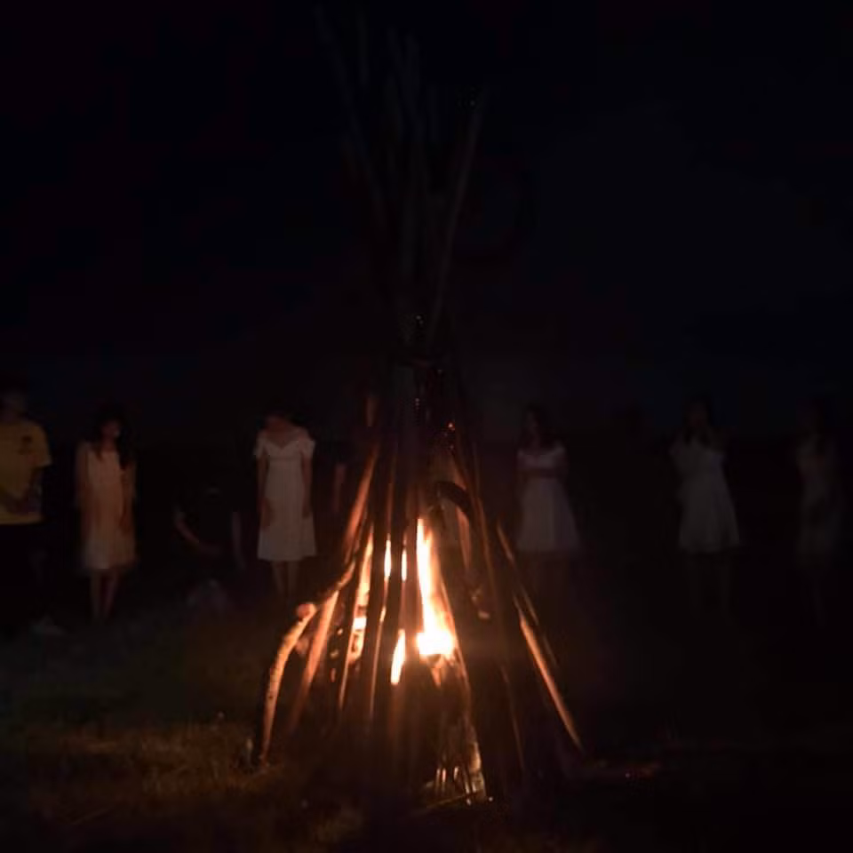 Các cô học trò bỗng biến thành zombie nhìn vào đã thấy rợn người.