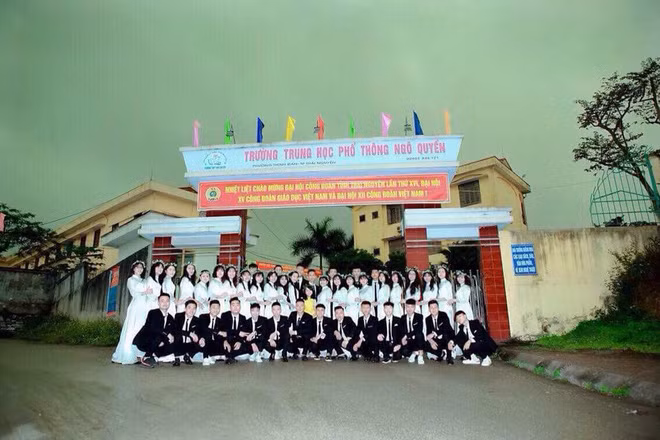 Không riêng gì các bạn học sinh Thanh Hoá, một lớp học tại Thái Nguyên cũng phải tá hoả khi nhận ảnh kỷ yếu lại giống như "thước phim kinh dị" vì thợ ảnh chẳng có tâm.
