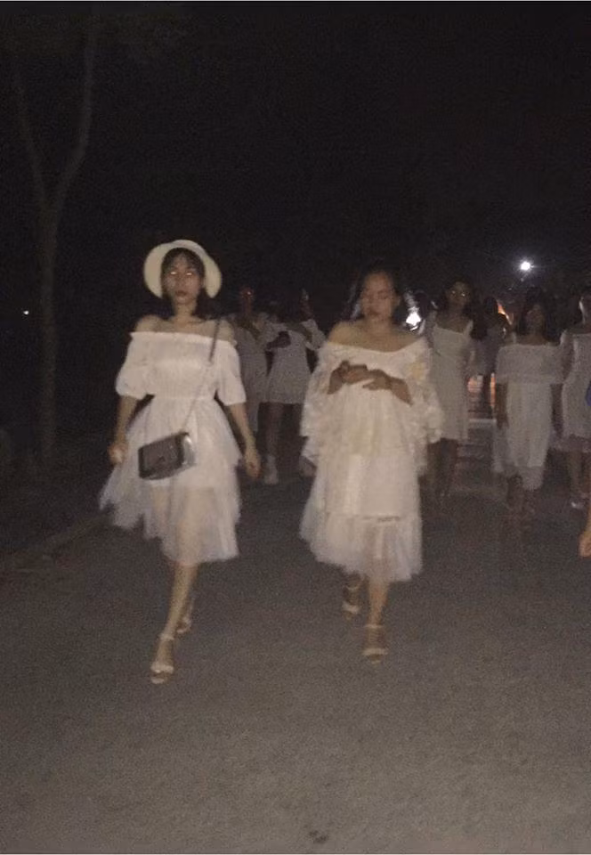 Gần cuối năm học cũng là thời điểm nhiều lớp tổ chức cho học sinh chụp ảnh kỷ yếu nhằm lưu giữ lại những khoảnh khắc đẹp nhất của thời học sinh.
