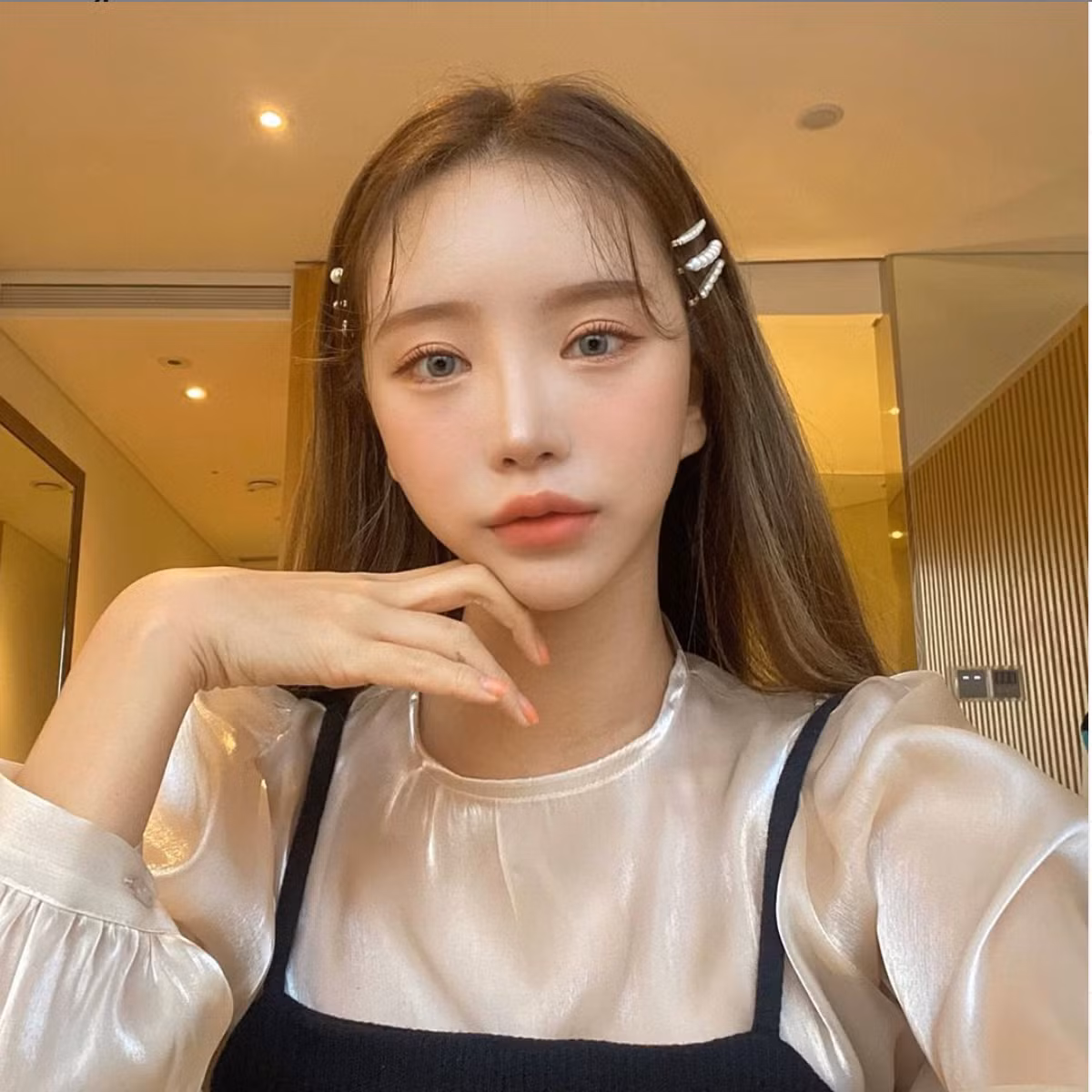 "Phụ nữ ai cũng muốn đẹp lên, vì vậy họ phẫu thuật thẩm mỹ chẳng có gì sai cả. Miễn sao họ cảm thấy hài lòng", "Mọi người sao vậy, tiền cô ấy chi, đau đớn cô ấy chị, giờ nổi tiếng là điều xứng đáng mà. Nếu không nói được gì tốt đẹp thì nên im lặng" - Dân mạng bình luận.
