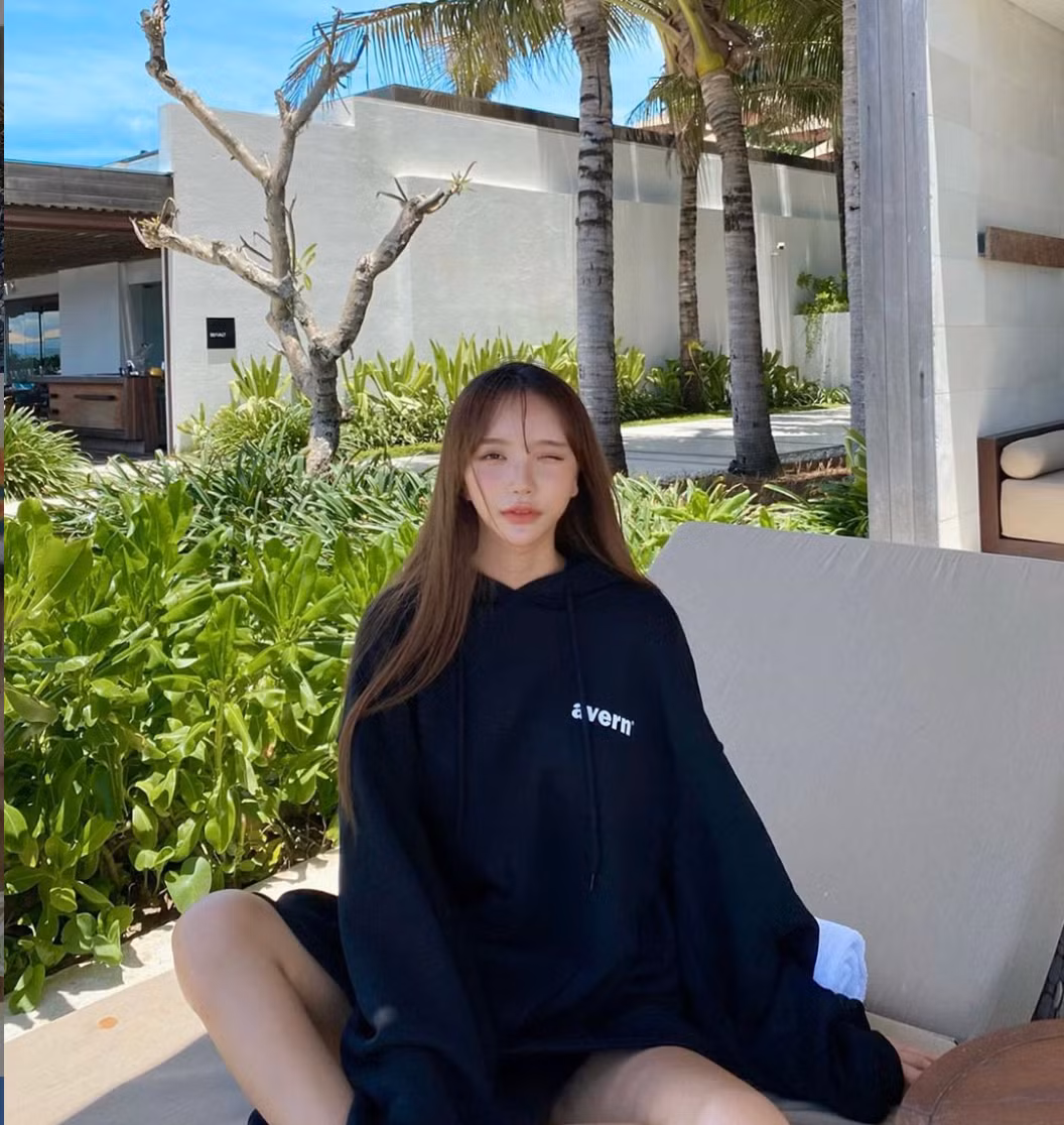 Theo đó, hot girl 9X đã sửa mắt, nâng mũi, làm môi và độn cằm. Dù trải qua đau đớn nhưng cô chưa từng hối hận và hài lòng với ngoại hình hiện tại của bản thân.