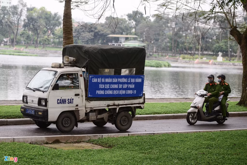 Trong chiều cùng ngày, chính quyền phường Lê Đại Hành đã cho xe trật tự vào phía trong công viên tuần tra, yêu cầu tất cả người dân phía trong ra ngoài ngay lập tức.