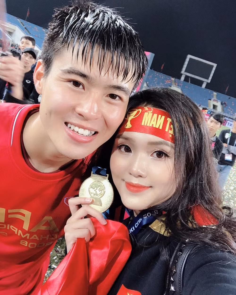 Màn cầu hôn siêu lãng mạn của cặp đôi thu hút sự quan tâm đặc biệt của người hâm mộ. Nhiều người gửi lời chúc mừng tới cặp đôi trên trang cá nhân. Đây là cái kết ngọt ngào sau 3 năm hẹn hò của Duy Mạnh và Quỳnh Anh.