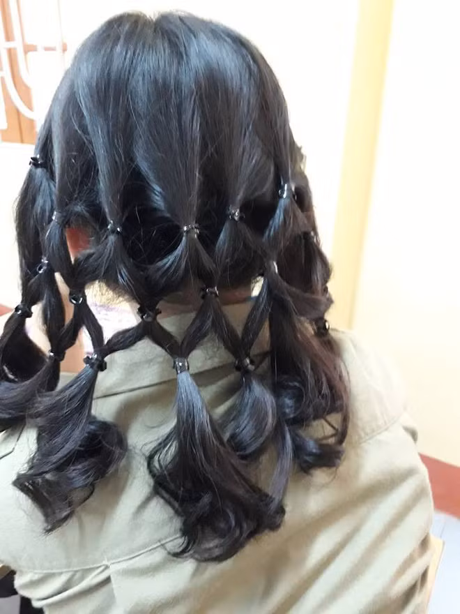 Tóc càng dài thì chiếc lưới bằng tóc tạo được thành càng lớn. Thế nhưng sau khi chơi xong, việc tháo từng chiếc buộc tóc ra cũng chết mệt. Trào lưu tuy đơn giản nhưng không dành cho người lười.