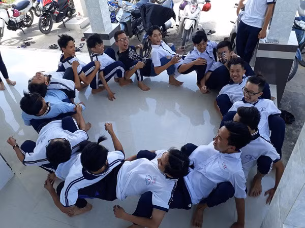 "Nằm gối đầu lên nhau" nghe thì có vẻ đơn giản nhưng lại vô cùng khó làm bởi yêu cầu tất cả phải giữ thăng bằng tố bằng đôi chân của mình. Càng nhiều người tham gia thì việc duy trì càng khó.