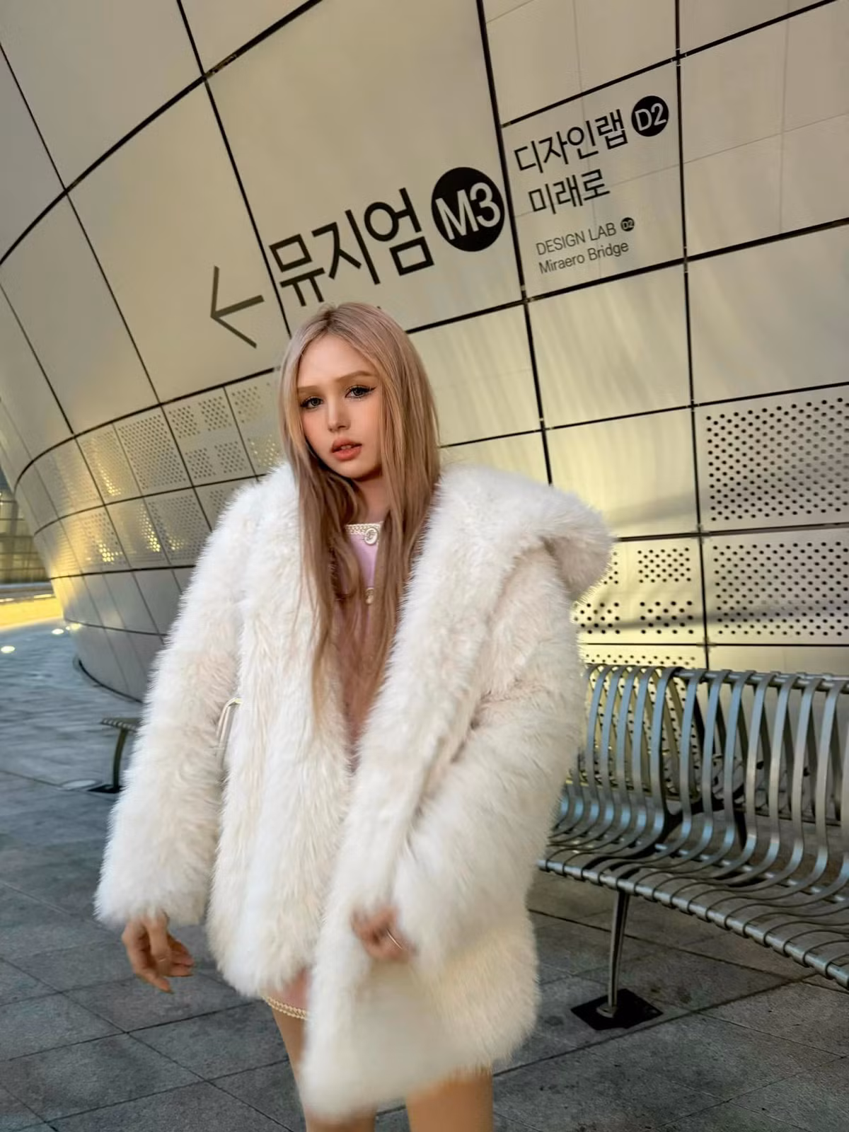 Cô nàng sở hữu gương mặt với nét lai tây, được nhiều người ví như búp bê barbie