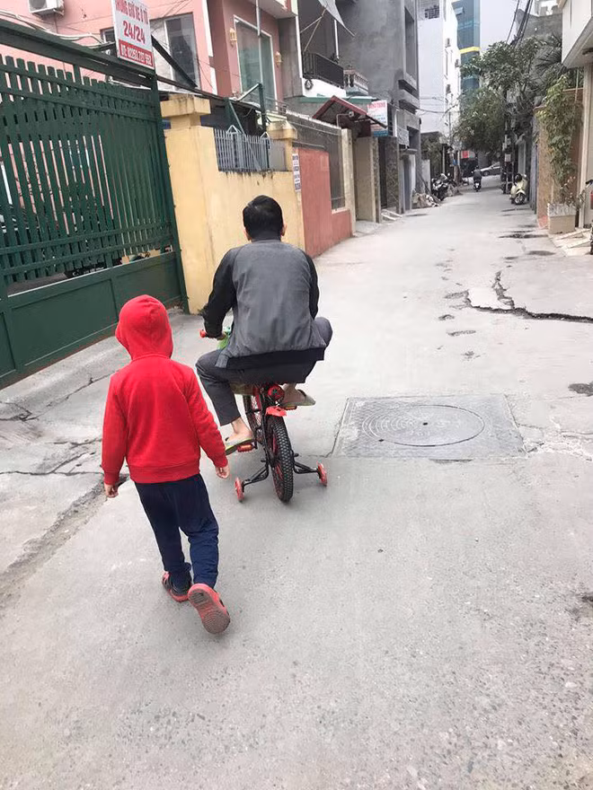 Bị bố chiếm mất chiếc xe đạp, cậu bé bất lực chạy theo sau vô cùng hài hước. Nhìn những hình ảnh này, Facebooker T.L hài hước bình luận: "Ông bố của năm đây rồi, con đi bộ mỏi chân kệ con, mình cứ phải chiếm xe đạp cho đỡ mệt cái đã".