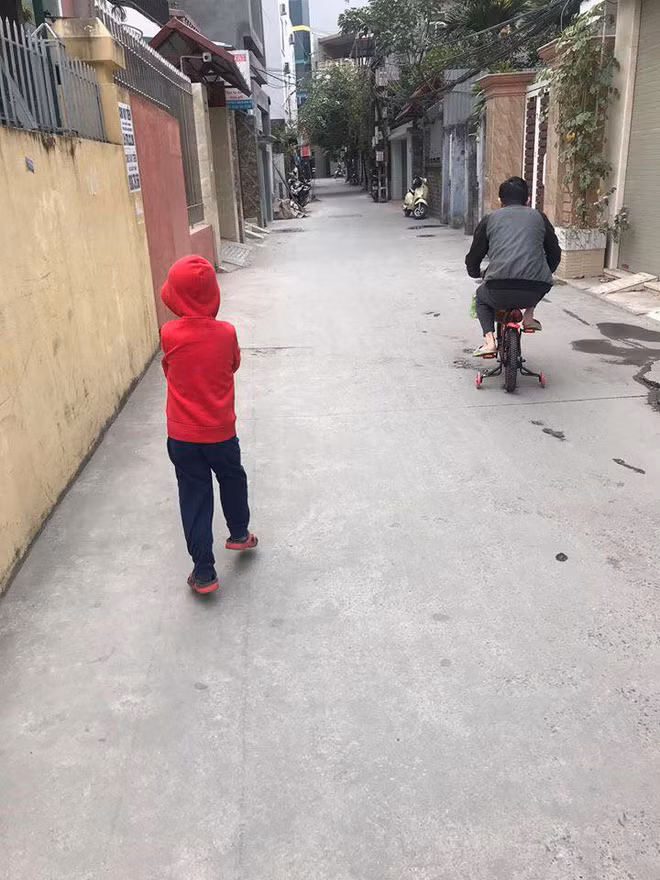 Bất lực trước những hình ảnh khi bố trông con, đúng là “giao trứng cho ác“ Bat luc truoc nhung hinh anh khi bo trong con, dung la “giao trung cho ac“