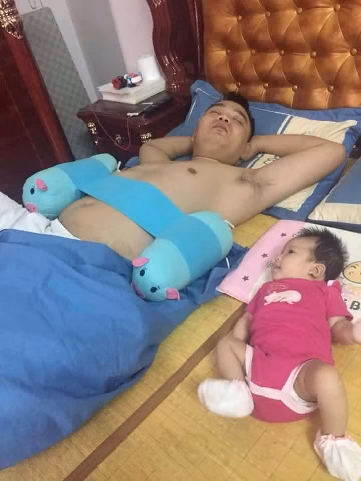 Ngủ bất chấp, mặc kệ con ngủ có cần gối hay không, miễn sao bản thân ngủ ngon là được. Ông bố này chính thức được trao giải: "Trông con vô trách nhiệm nhất năm".