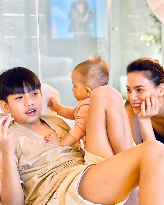 Subeo cũng rất thân thiết với 2 em bé sau của Hà Hồ và chồng mới.