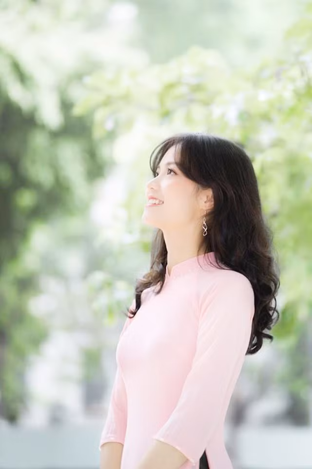 Được biết, nữ sinh Ngoại thương có thành tích siêu khủng kia tên Nguyễn Thị Thu Uyên, quê Yên Bái, từng là cựu học sinh trường THPT Chuyên Nguyễn Tất Thành (Yên Bái), cựu sinh viên khoa Tiếng Anh Thương mại, trường ĐH Ngoại thương Hà Nội.