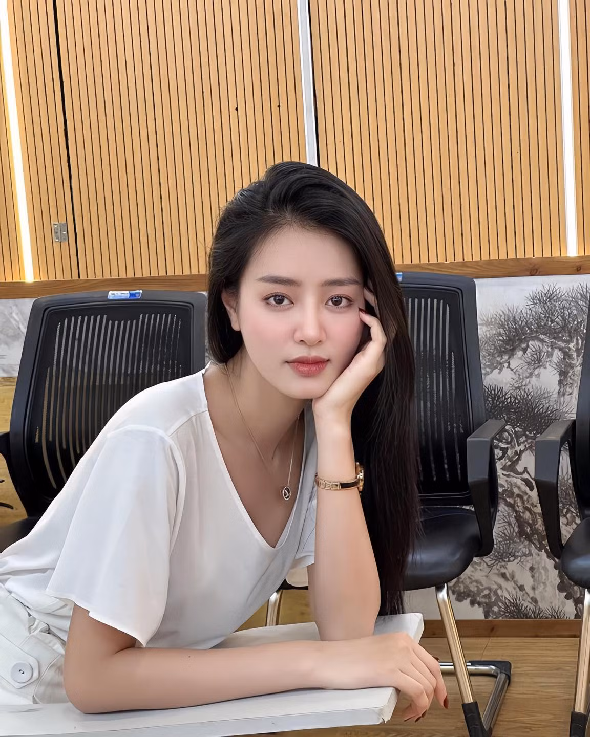 Cô nàng sở hữu đường nét gương mặt thanh tú, sống mũi cao, đôi mắt to tròn cùng làn da trắng sáng.