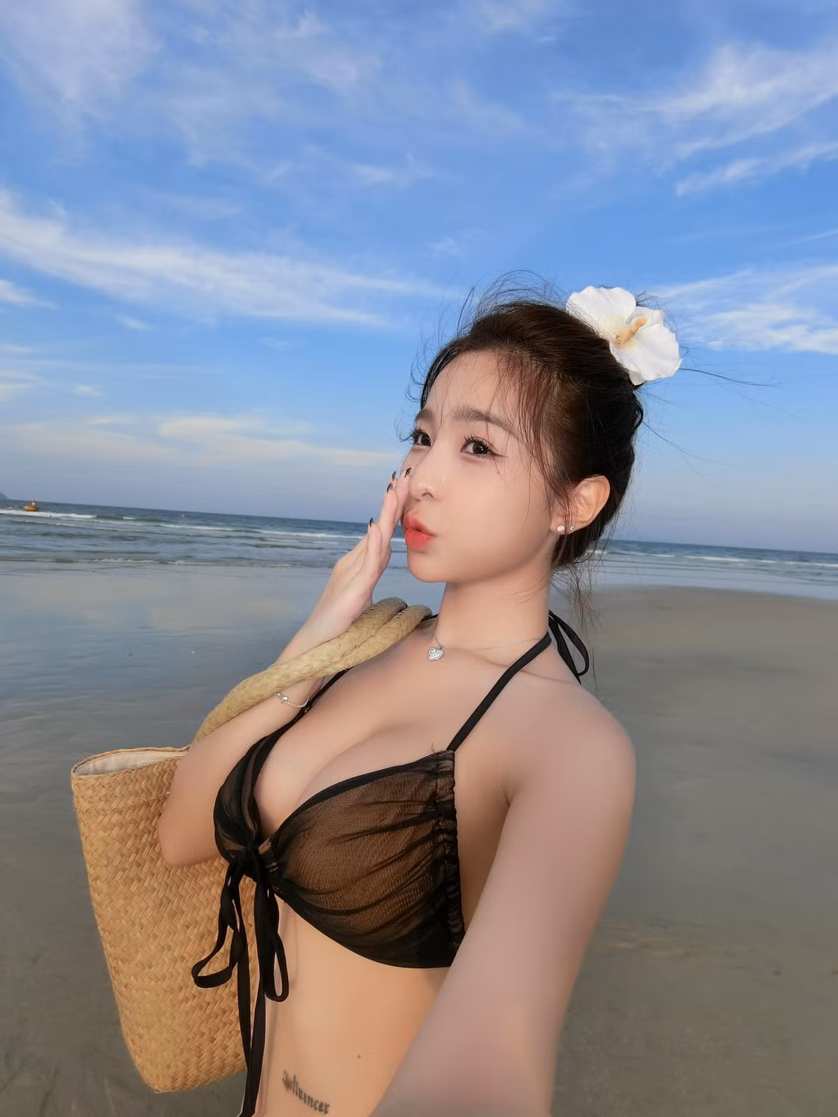 Tiktoker Tammy Phạm tên thật là Phạm Nguyễn Anh Thi. Cô nàng sinh năm 2001 hiện đang sinh sống và làm việc tại Thành phố Hồ Chí Minh.