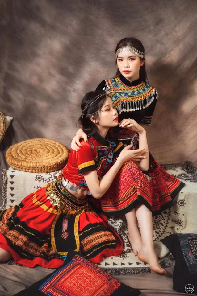 Một thành viên của lớp đã từng chia sẻ, quá trình chuẩn bị cho bộ ảnh mất 2 tuần. Việc thuê dụng cụ trang trí, trang phục sao cho giống nguyên bản không gặp nhiều khó khăn.