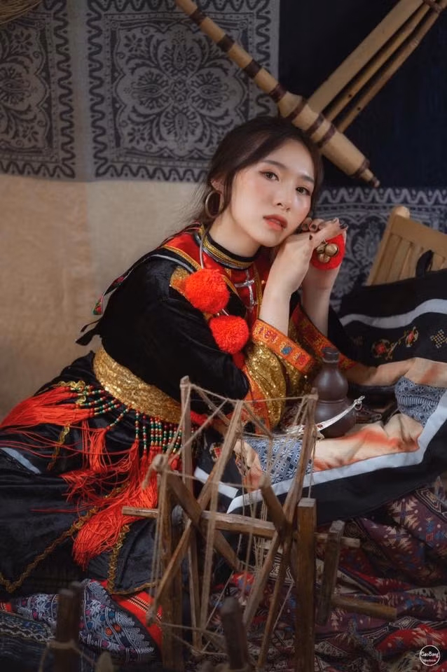 Thông qua bộ ảnh kỷ yếu độc đáo này, tập thể lớp 12A3 muốn gửi gắm thông điệp với mong muốn giới trẻ cần nhìn nhận văn hóa, phong cách dân tộc đa dạng, hướng về nguồn cội.