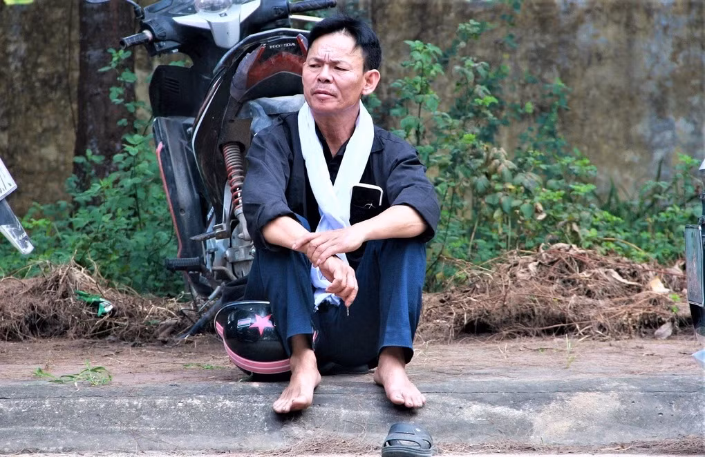 Trên nét mặt người cha hiện lên sự trầm ngâm, hồi hộp đan xen lo lắng.