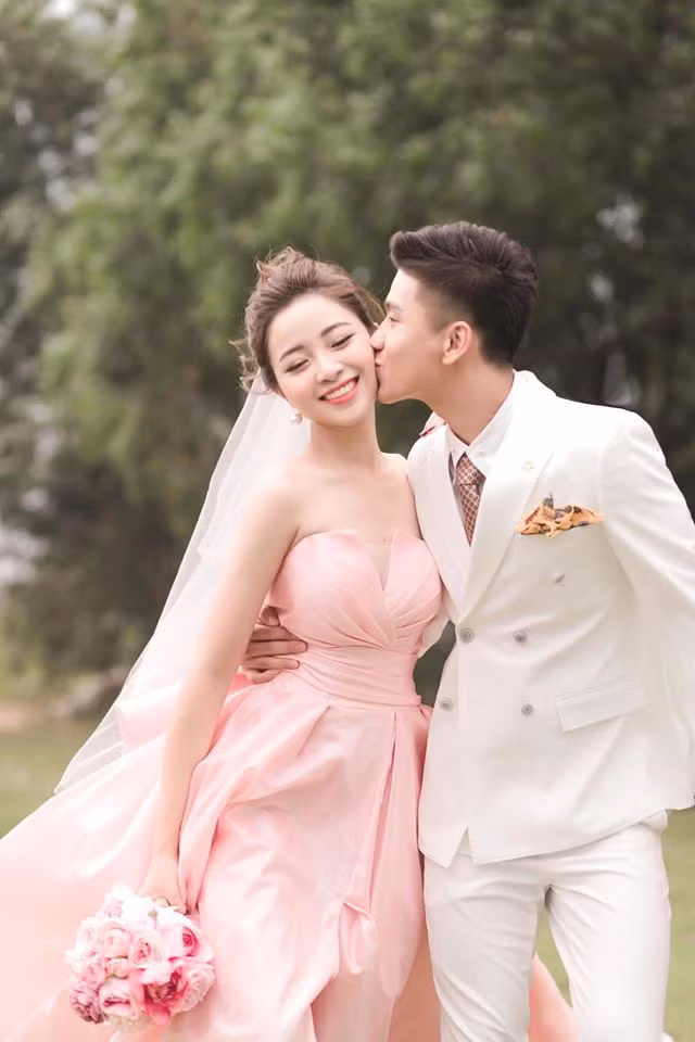 Cũng giống như Duy Mạnh, Phan Văn Đức sẽ cưới vợ vào ngày mùng 6 tết âm lịch tới. Những hình ảnh Đức "Cọt" diện vest sáng màu trong bộ ảnh cưới cùng "hot girl mầm non" Võ Nhật Linh khiến ai cũng phải trầm trồ quá lịch lãm.