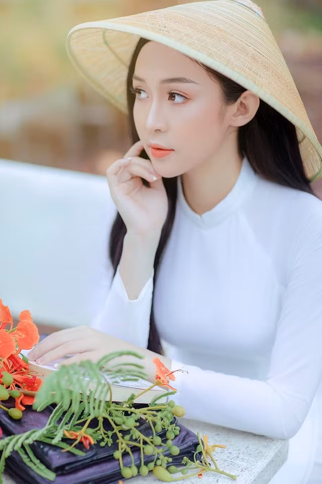 Mới đây, hoa khôi HUTECH - Ngô Mỹ Chi đăng tải bộ ảnh diện áo dài bên hoa phượng thu hút sự quan tâm của cộng đồng mạng. Bài viết nhận được lượng tương tác khổng lồ ít giờ sau khi đăng tải.