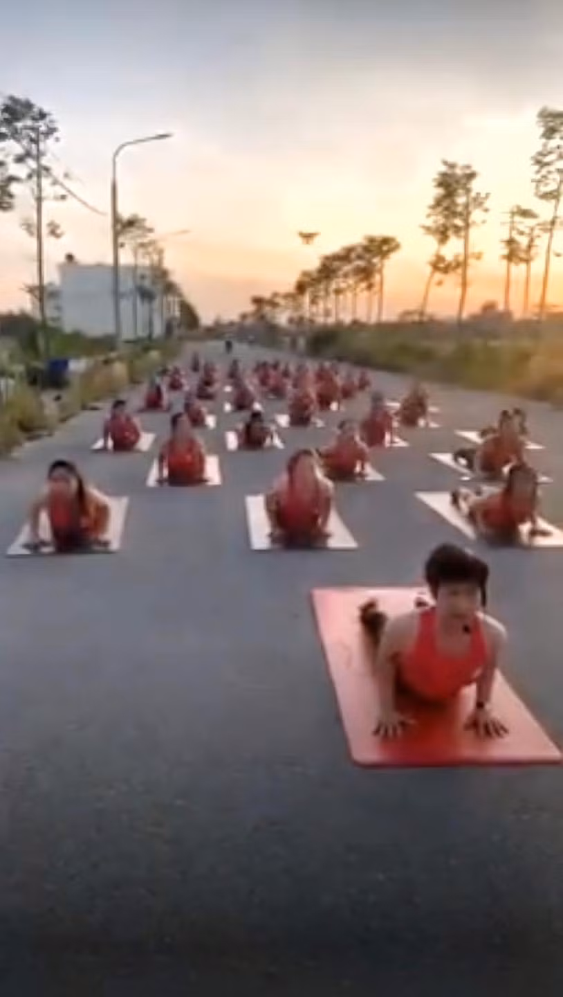 Nhiều người cũng đã đăng tải loạt video ghi lại cảnh các lớp yoga đang tập ở giữa đường khác.