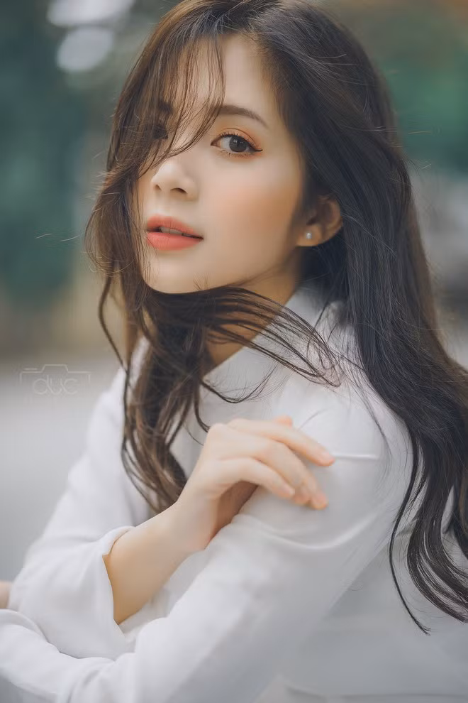 Ngọc Huyền sinh năm 1997, từng là sinh viên chuyên ngành Tâm lý tại ĐH Sư phạm Hà Nội. Cô nàng cho biết, trong tương lai sẽ tiếp tục đăng ký học Thạc sĩ ngành Giáo dục tại ĐH Sư Phạm Hà Nội để theo đuổi con đường làm giáo viên.