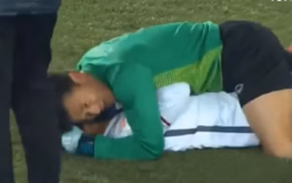 Kể từ sau VCK U23 Châu Á 2018, Bùi Tiến Dũng - Hà Đức Chinh là cặp đôi được người hâm mộ "đẩy thuyền" mạnh mẽ nhất bởi cả hai thường xuyên có những cử chỉ thân mật ở trên sân cỏ lẫn ngoài đời. Đây cũng là bộ đôi được yêu mến nhất U22 Việt Nam tham dự SEA Games năm nay.