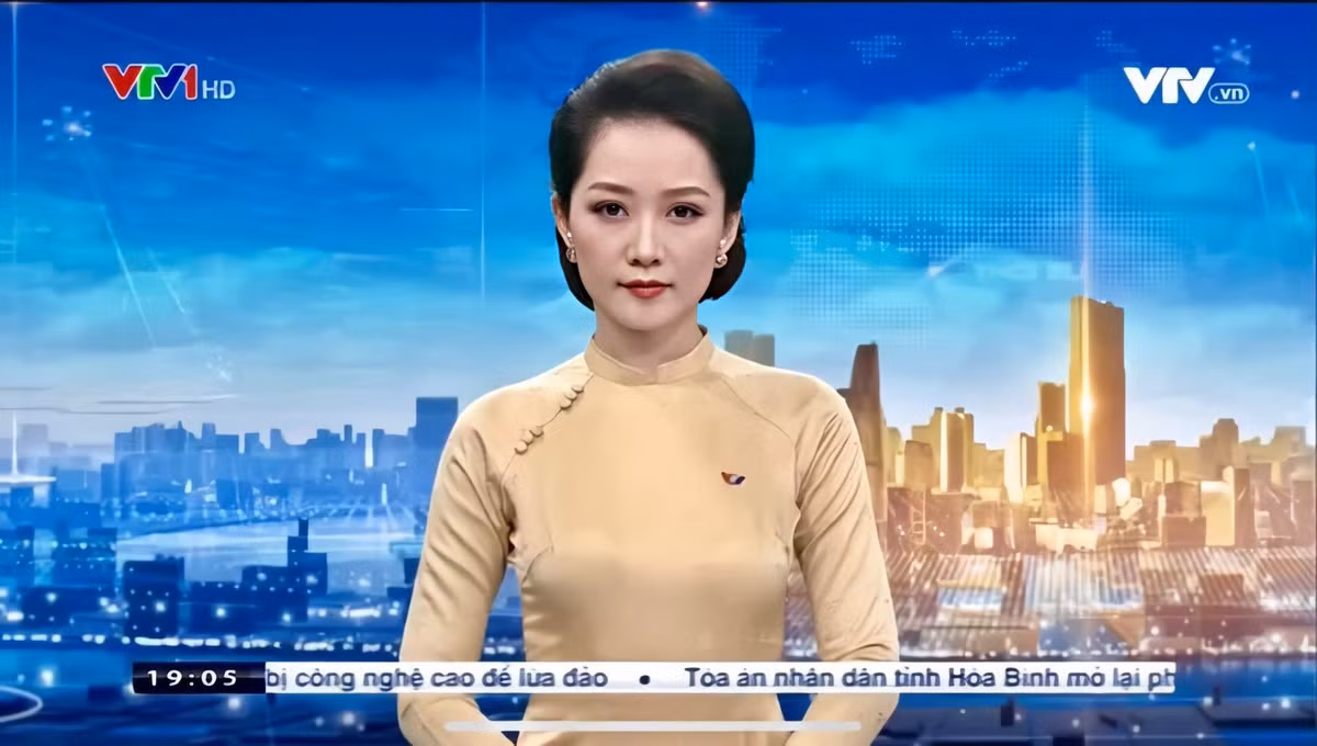 Nữ BTV thời sự gây ấn tượng bởi giọng nói chuẩn, dễ nghe, ngữ điệu truyền cảm. Hơn hết, cô sở hữu vẻ đẹp thu hút với nụ cười, răng khểnh vô cùng duyên dáng.