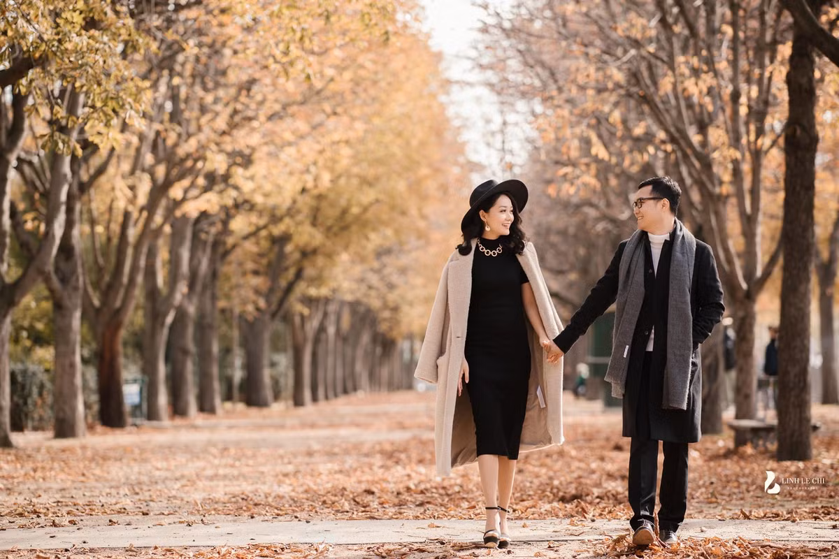 Năm 2019, Thu Hà bất ngờ lên xe hoa, chồng cô là Việt Dũng làm trong lĩnh vực nghiên cứu khoa học tại Đại học Bách Khoa Hà Nội. Bộ ảnh cưới "tình bể bình" được thực hiện tại Paris của nữ BTV và chồng từng gây sốt vì đẹp như mơ.