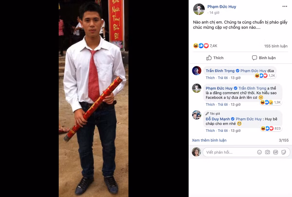Bức ảnh Đình Trọng từ thủa "trẻ trâu" cầm pháo giấy được Đức Huy đăng tải để hô hào cổ vũ đám cưới. Trước trò đùa của đồng đội, Trọng "Ỉn" bất lực bình luận "đùa" rồi không nói gì thêm.