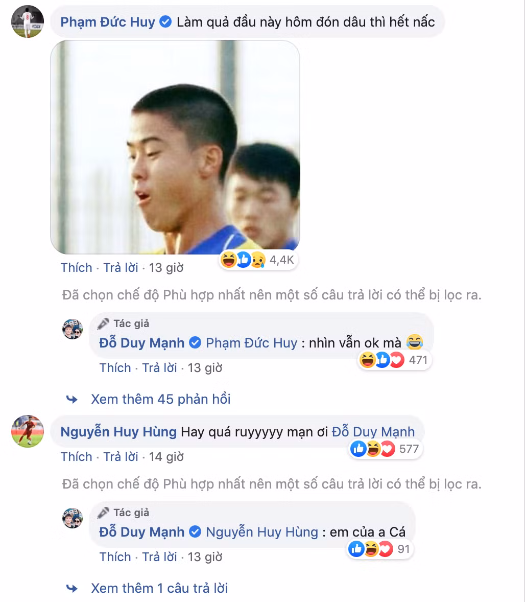 Xứng danh "Hoàng tử" Đức Huy, không cuộc vui nào là không có mặt. Anh chàng rất nhiệt tình tư vấn kiểu tóc đám cưới cho Duy Mạnh khiến người hâm mộ cười bò.