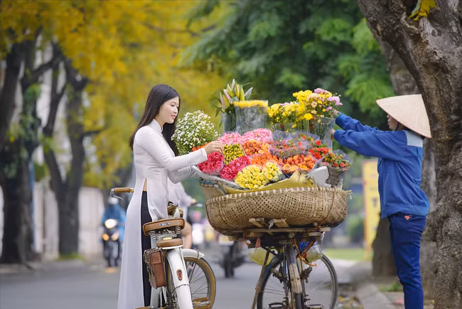 Mùa thu Hà Nội cũng là mùa của muôn hoa. Ảnh: Tiin.vn.