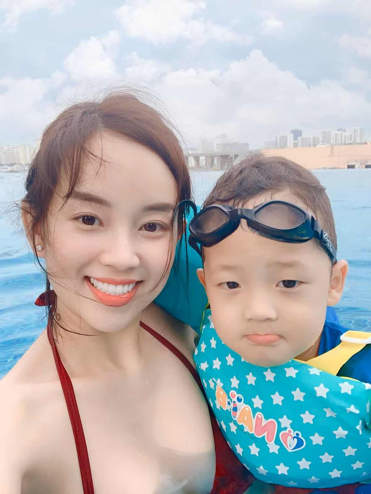 Ly Kute thường xuyên đưa con trai, bố mẹ đi nghỉ dưỡng tại những khu resort hạng sang. Cô nàng cũng chăm chỉ đăng ảnh Khoai Tây, ghi lại nhật ký lớn lên hàng ngày của con.