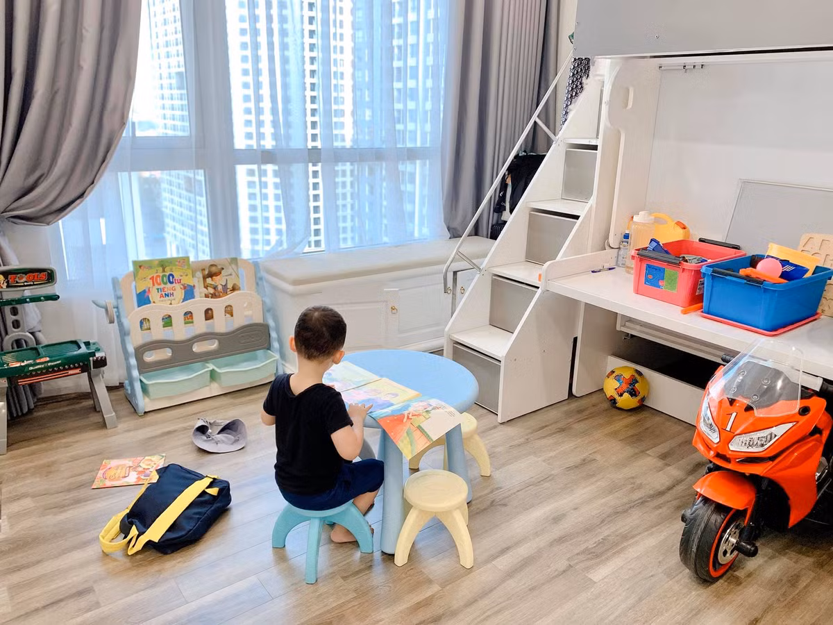 Mẹ kinh doanh phát đạt, Khoai Tây sống cuộc sống như hoàng tử, được mẹ chiều chuộng, mua đồ chơi, quần áo đắt tiền và được hưởng những dịch vụ tốt nhất.