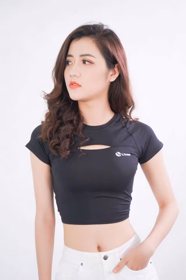 Quỳnh thừa nhận mình là giáo viên khá nghiêm khắc khi luôn rõ ràng giữa việc học và chơi. Chia sẻ về kỷ niệm đáng nhớ nhất, cô giáo trẻ kể ngay ngày đầu tiên đến trường, cô được học sinh tìm ra Facebook, sau đó thường xuyên “feedback” rằng: “Ước gì cô giáo trên lớp cũng hiền như ở ngoài”.