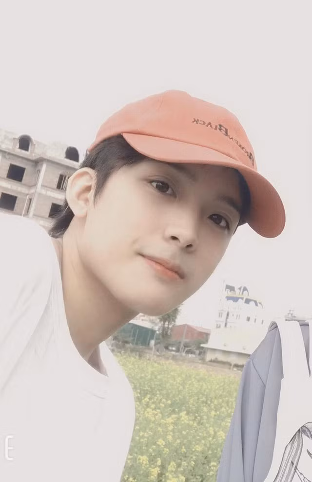 Được biết, hot boy này tên Nguyễn Đình Quang (sinh năm 1999, quê Hải Dương). Chia sẻ về việc nổi tiếng trên mạng xã hội, anh chàng cho biết cũng khá bất ngờ, tuy nhiên thấy rất vui chứ không hề phiền bởi quen thêm được nhiều bạn mới ở khắp mọi miền của Tổ quốc.