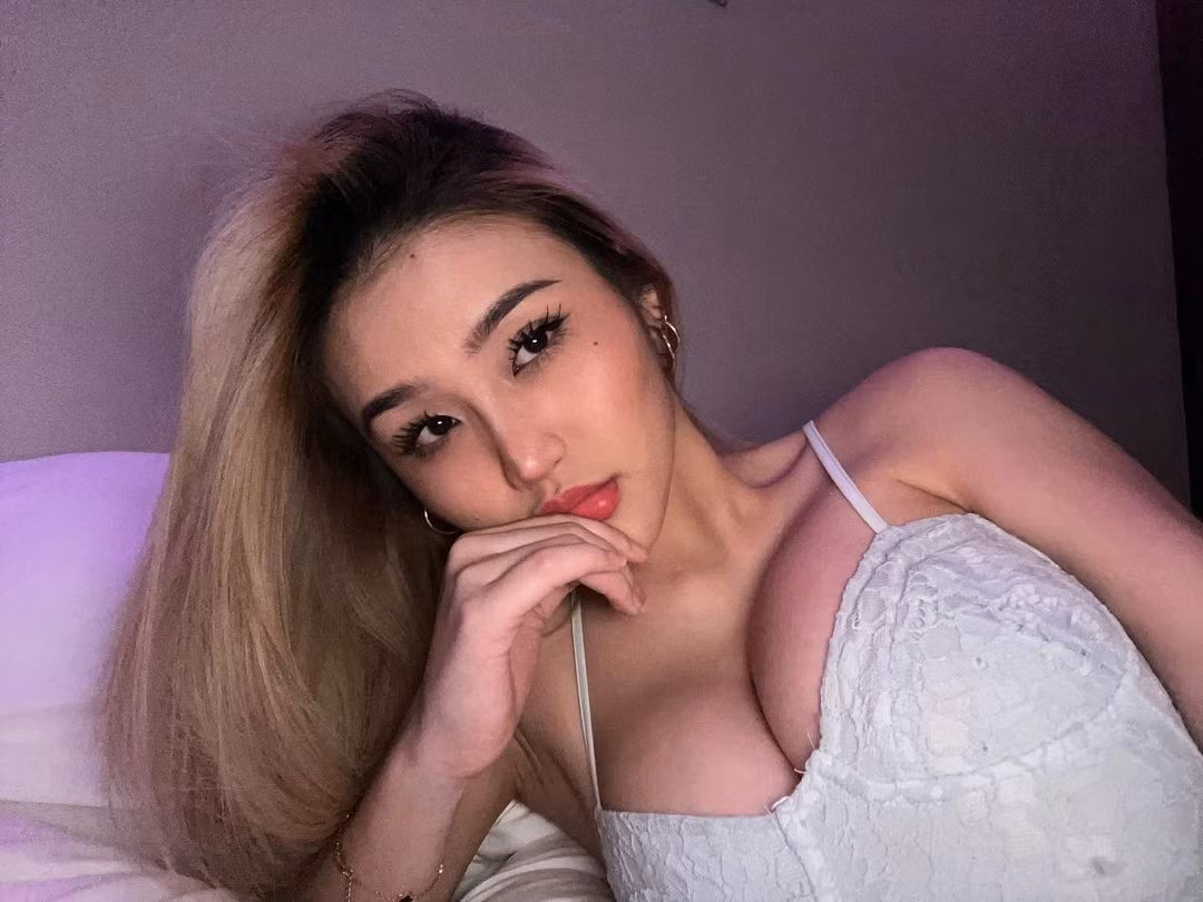 Anastasya Khosasih được fan Indonesia mệnh danh là "bông hồng rực rỡ của Esport nước nhà".
