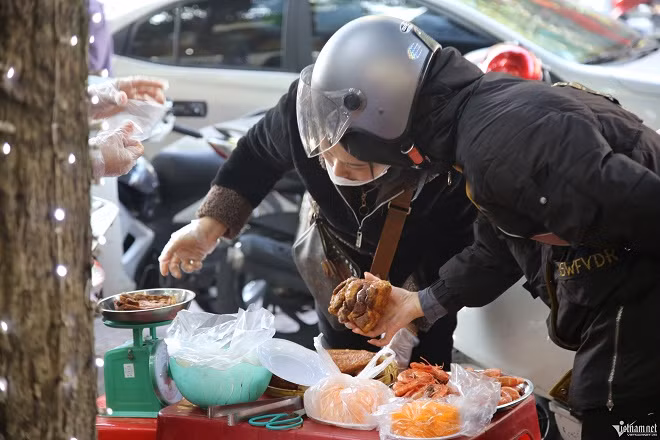 Bán xôi cúng Thần Tài cạnh hàng vàng thu 50 triệu đồng buổi sáng - Hình 3 Ban xoi cung Than Tai canh hang vang thu 50 trieu dong buoi sang-Hinh-3