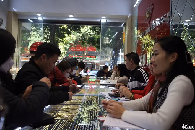 Bán xôi cúng Thần Tài cạnh hàng vàng thu 50 triệu đồng buổi sáng - Hình 5 Ban xoi cung Than Tai canh hang vang thu 50 trieu dong buoi sang-Hinh-5