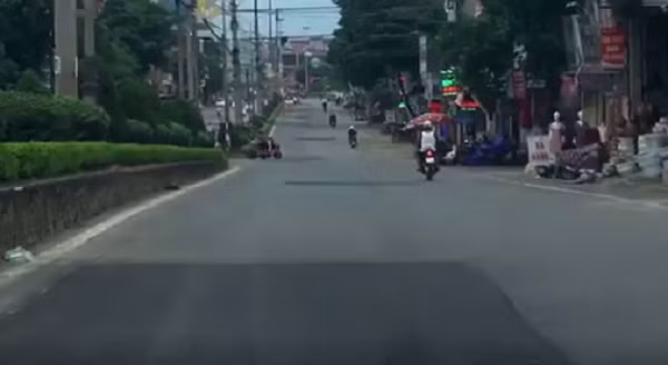 Việc một tuyến đường thuộc loại đẹp nhất TP Vĩnh Yên bị "vá tứ tung" khiến người dân hai bên đường không khỏi bức xúc.