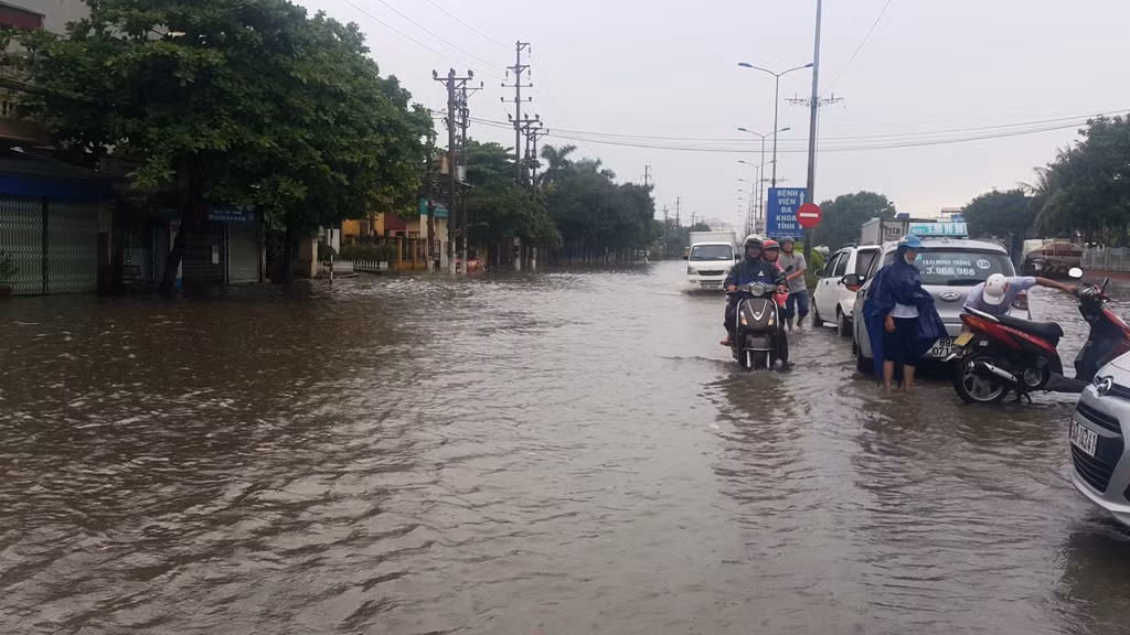 Người dân đi lại vô cùng khó khăn.
